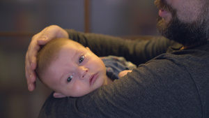 男人怀里抱着婴儿14秒视频