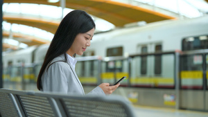 4k地铁站内休息玩手机的女性24秒视频