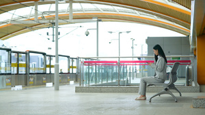 4k地铁站坐在座椅上等待地铁的女生9秒视频