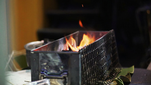 烧烤烹饪准备火烧120英尺的烧烤炉30秒视频