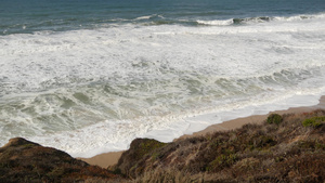 沙滩边汹涌的海浪16秒视频