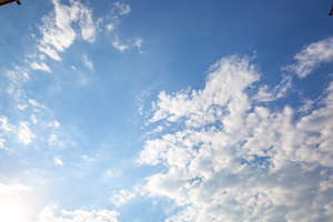 高温烈日天气下的蓝天白云15秒视频
