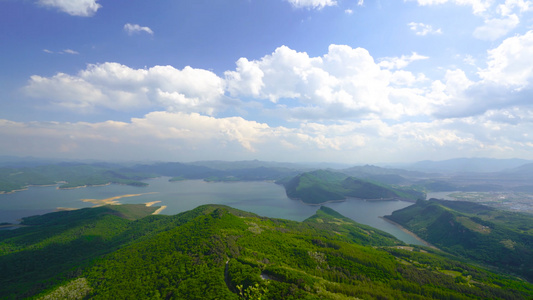 蓝天白云下山水小岛延时视频