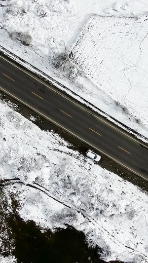 俯拍雪中的公路雪景航拍视频公路运输45秒视频