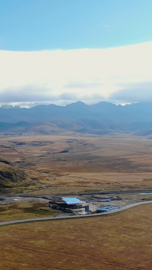 航拍秋季辽阔的塔公草原与雅拉山脉自然风光54秒视频