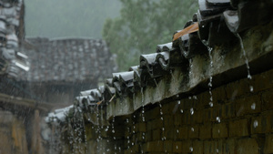 古建筑屋檐下雨15秒视频