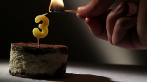三根蜡烛放在蒂拉米苏蛋糕中30秒视频