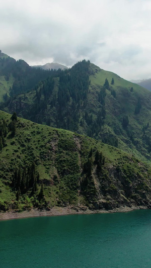 航拍5A景点新疆天山天池景区大天池与延绵山脉视频旅游景区53秒视频