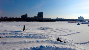 4k实拍城市滑雪场滑雪玩乐的人群37秒视频