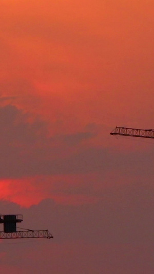 夕阳下的建筑塔吊房地产38秒视频