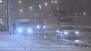 寒冬暴风雪天气夜晚城市道路10秒视频