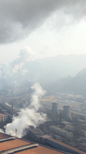 钢铁工厂烟囱排污烟雾重工业20秒视频
