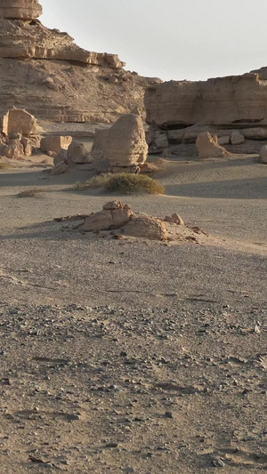 雅丹地貌和龟裂的土地沙漠化39秒视频