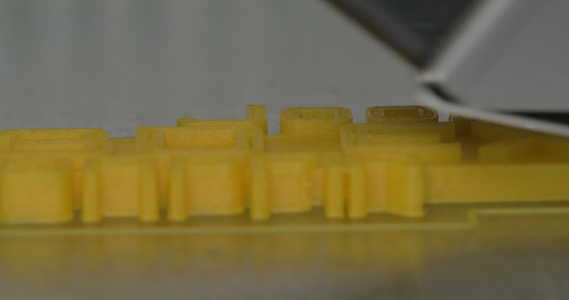 3D打印机上打印塑料模型视频