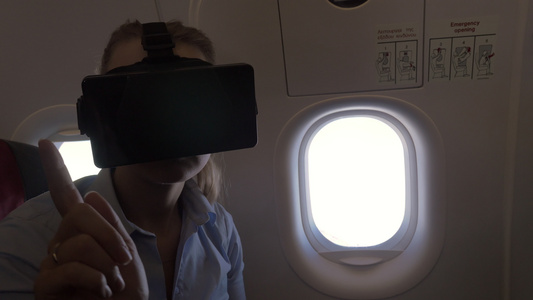 在飞机上使用智能眼镜的妇女视频