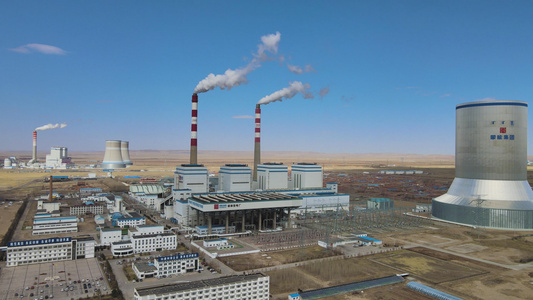 4k航拍蓝天下的大型发电厂企业视频