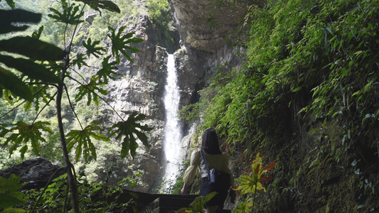 游客游玩神龙峡瀑布5A级旅游景区重庆黑山谷视频