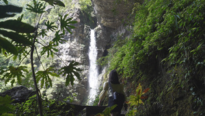 游客游玩神龙峡瀑布5A级旅游景区重庆黑山谷42秒视频