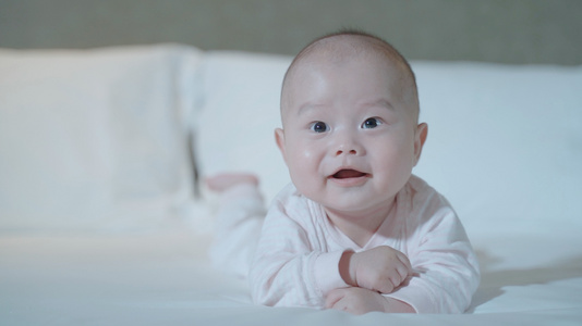 4k宝宝趴在床上开心的笑视频