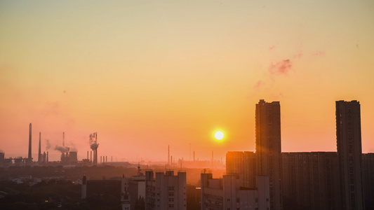 8K实拍化工厂污染排放日出太阳升起视频