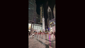 8K竖屏重庆解放碑步行街夜景人流延时15秒视频