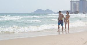 8K情侣手牵手在沙滩上散步28秒视频