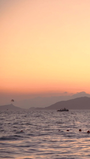 夕阳下的快艇旅游度假18秒视频