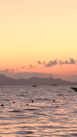 夕阳下的快艇海平面18秒视频