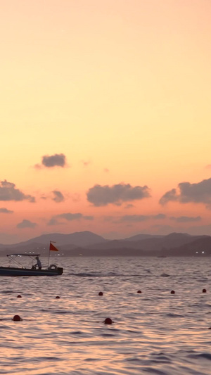 夕阳下的快艇天际线18秒视频