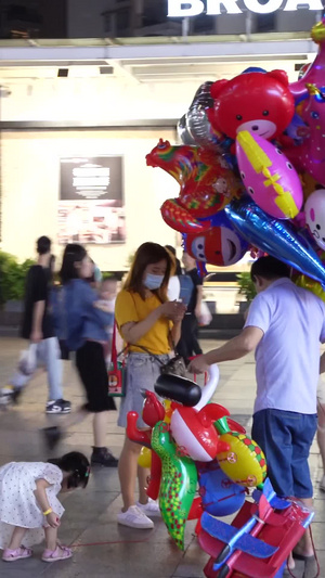 夜生活商圈卖气球的商贩【该视频无肖像权，请勿商用】五颜六色52秒视频