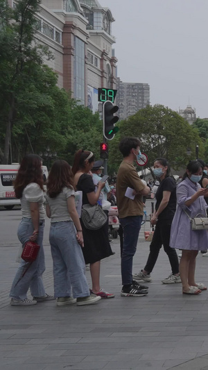 【该视频无肖像权，请勿商用】城市街头街景排队等候注射新冠疫苗的人群健康医疗素材健康素材48秒视频