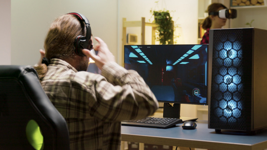 一个人在电脑电子游戏中输掉比赛后把头放在桌上视频