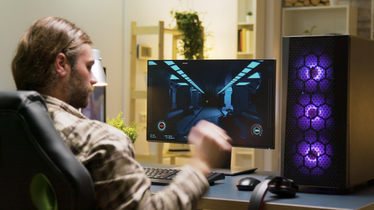 在开始在电脑上玩电子游戏之前男人在伸展视频