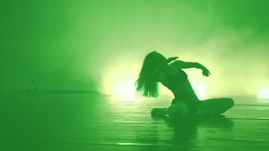 烟雾舞台上年轻美丽的芭蕾舞演员在黑暗中跳现代芭蕾18秒视频