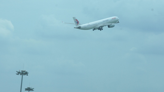 上海背景机场飞机起飞上窗外风景视频