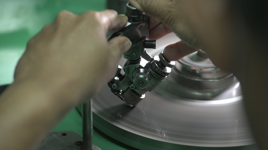 4公里生产钻石研磨机用手工手工制作的首饰粗金刚石工艺视频