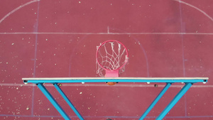 顶角篮球篮板投掷的橙色篮球击中目标10秒视频