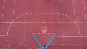 篮球篮板上方的高顶角橙色球干净地击中篮筐并在室外球场8秒视频