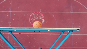 顶角篮球篮板投掷的橙色篮球击中目标11秒视频