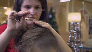 女人给男孩男孩剪头发13秒视频