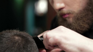 在一家理发店剃头发8秒视频
