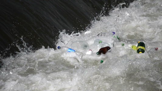 大量垃圾污染我们的水域视频