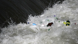 大量垃圾污染我们的水域21秒视频