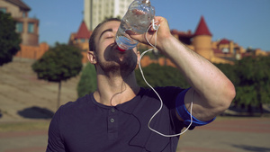 男人在户外锻炼后享受饮料9秒视频