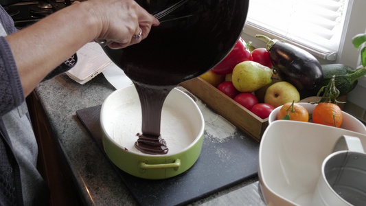 准备巧克力做蛋糕的巧克力视频