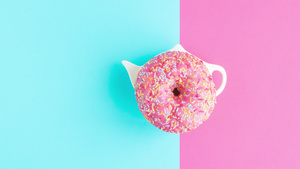 粉色和蓝色背景的冰淇淋甜甜圈13秒视频