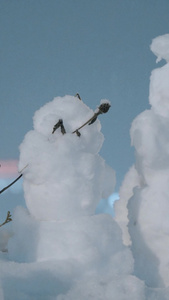 夜晚飘落着雪花落在雪人上空镜头视频