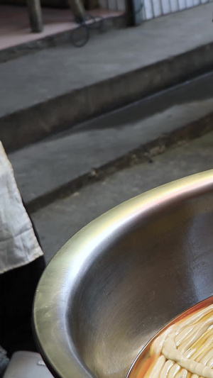 拍摄民间美食馓子的制作过程合集油炸食品149秒视频