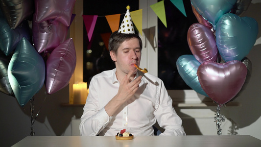 年轻快乐的男青年独自庆祝生日视频