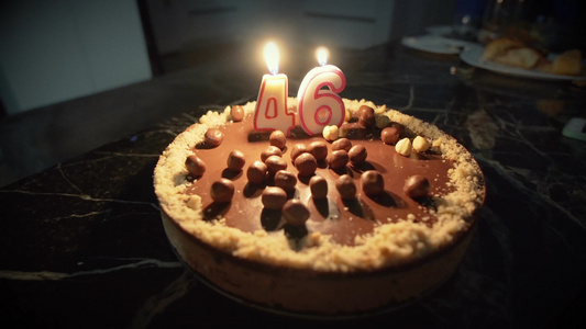 四十六岁生日生日蛋糕上的生日蜡烛视频